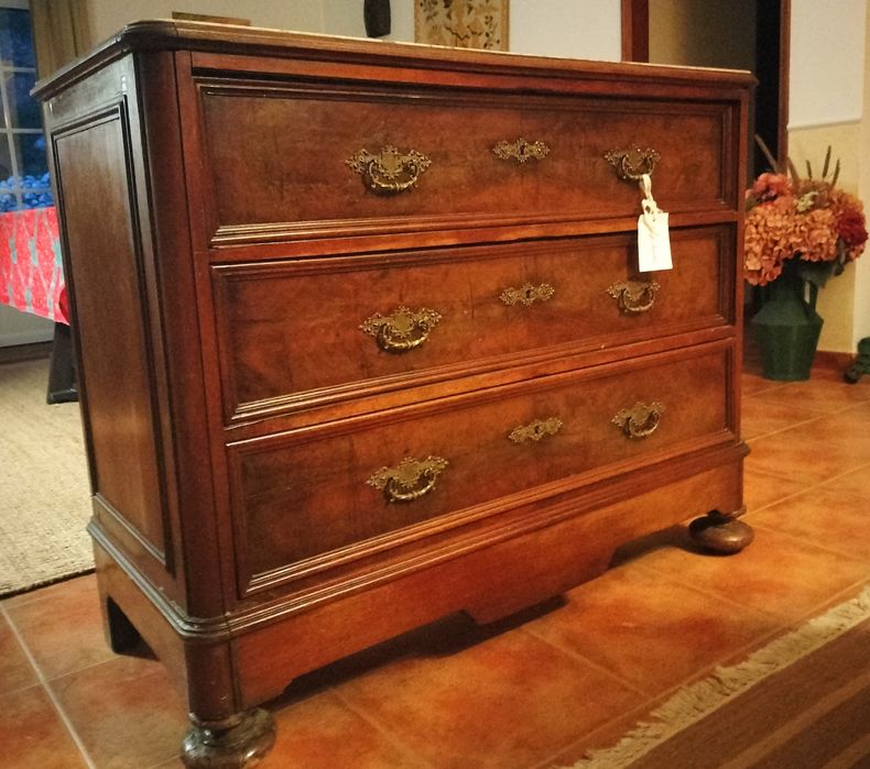 Cómoda romântica  vinhático