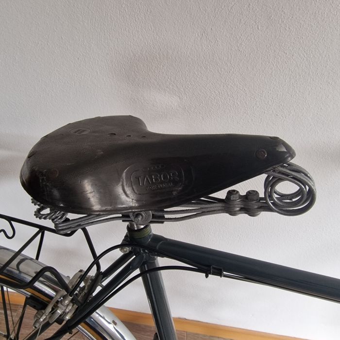 Bicicleta pasteleira completamente restaurada