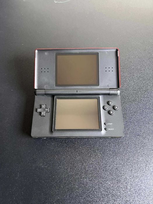 Nintendo DS Lite Preta/Vermelha com 80+ Jogos
