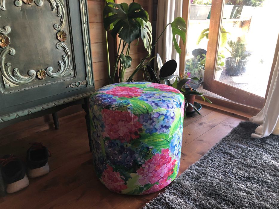 Puff muito florido em bom estado