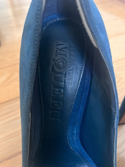 Alexander McQueen sapatos de salto em camurça azul com peep toe