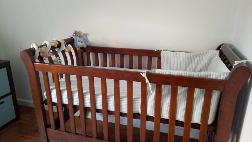 Berço/Cama de Bebé em Madeira Clássica (Excelente Estado, Com Níveis e Colchão)