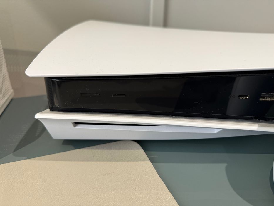 PlayStation 5 Standard Edition ( Leitor de CD’s ) 825gb com comando e cabos