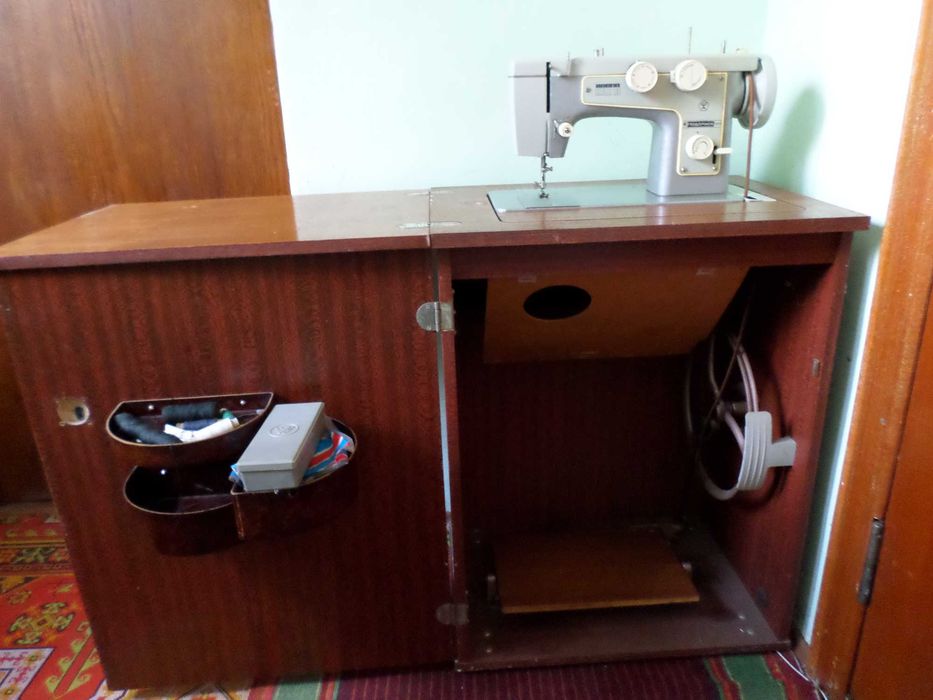 Швейная машинка " Подольск 142 " , знак качества ссср .