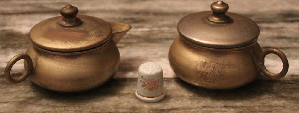 Conjunto de cremeira e açucareiro vintage, feitos de latão, anos 40.