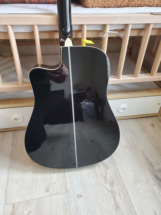 акустическая черная гитара с усиленным грифом