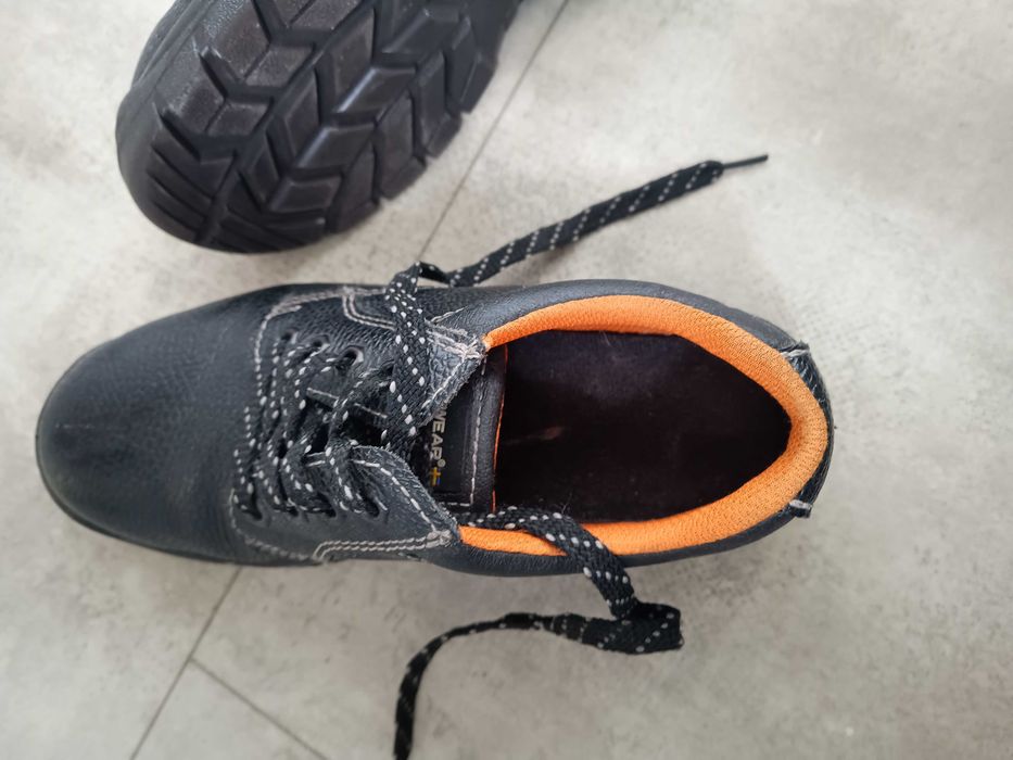 Buty robocze ochronne z noskiem.