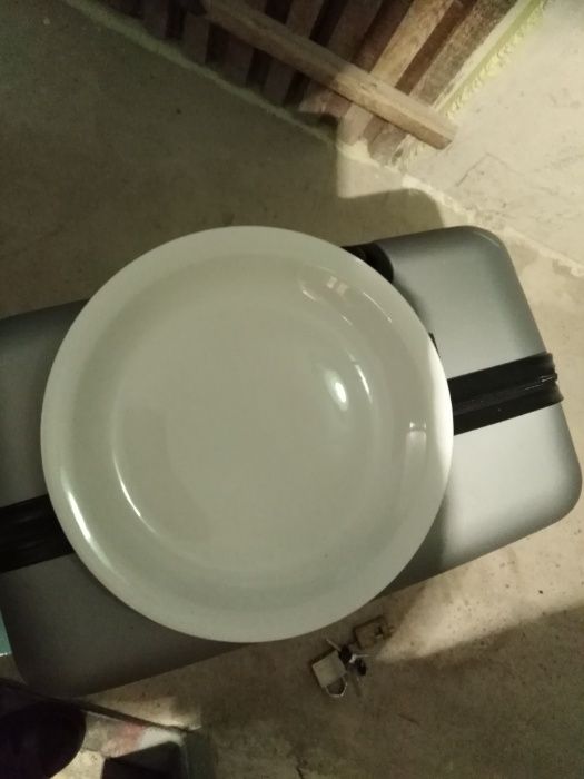 Talerze obiadowe o średnicy 28 cm