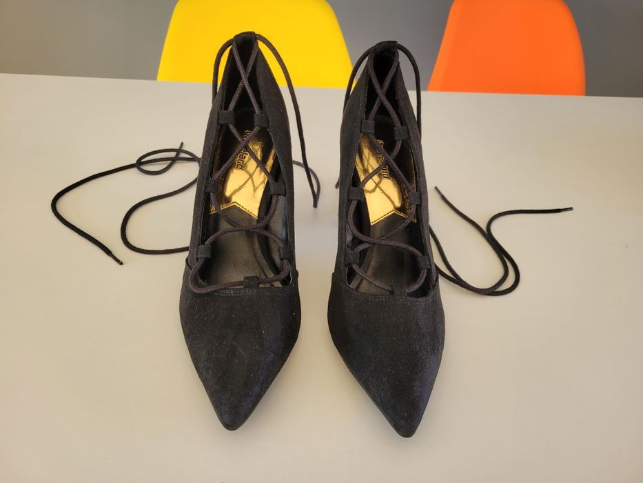 Buty na obcasie wiązane szpilki