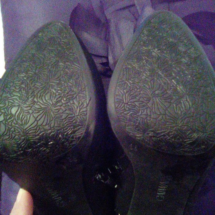 Botins pretos com picos