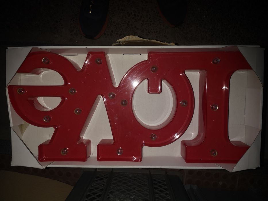 Letreiro Love con iluminação