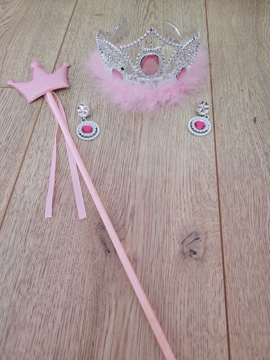 Sukienka księżniczki plus akcesoria 134,140