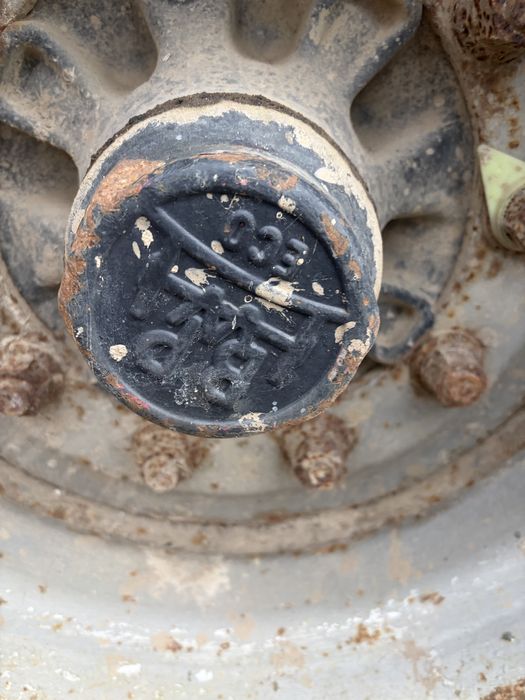 Osie od naczepy z kołami