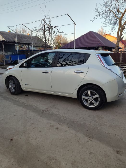 Продам Nissan Leaf