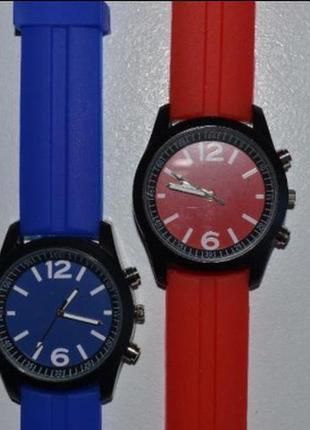 Яркие стильные часы