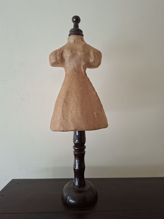Sugestão de TítuloManequim Decorativo Vintage em Papel Machê e Madeira