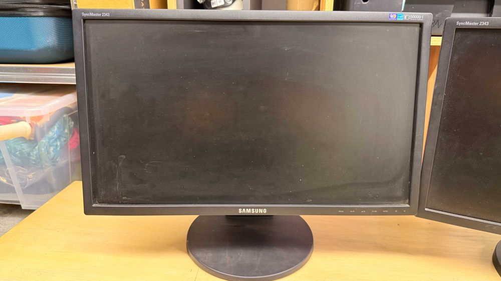 2x Samsung SyncMaster 2343 23" 2048x1152 Pivot – 2 monitory