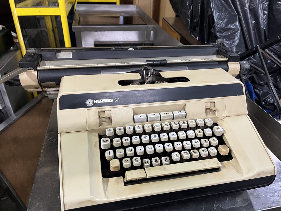 Máquina de escrever HERMES 44