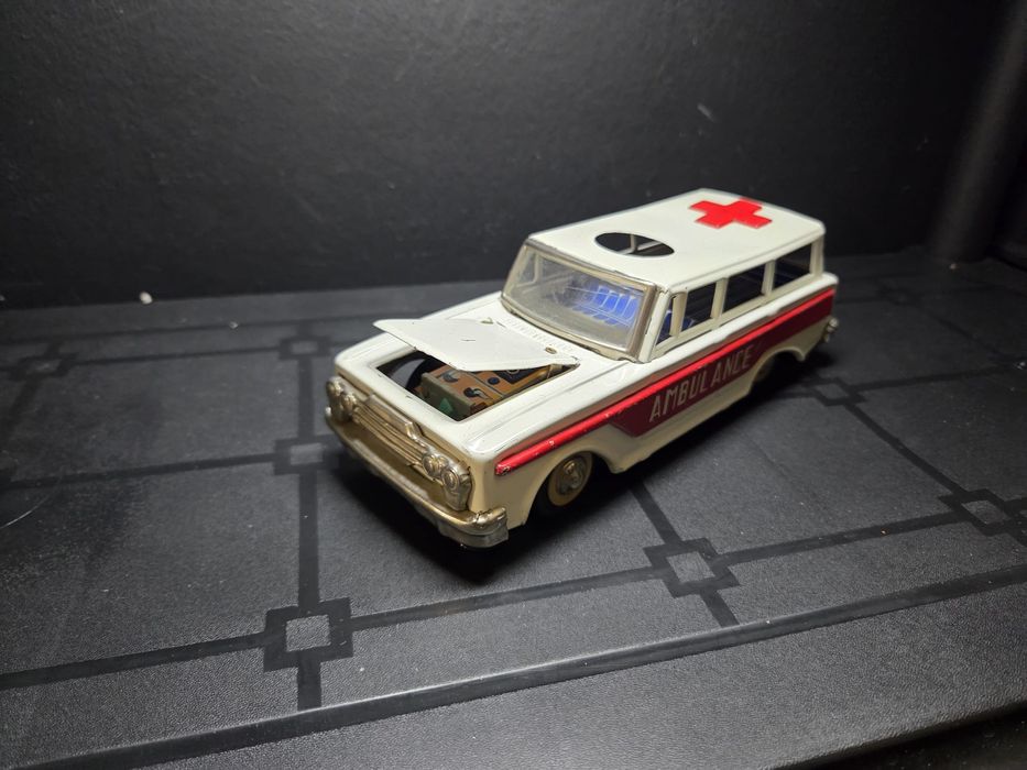 Stara zabawka ambulance