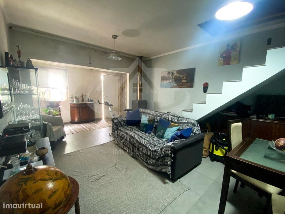 Moradia T2 com sótão aproveitado no Bairro da CAR em Camarate, Loures