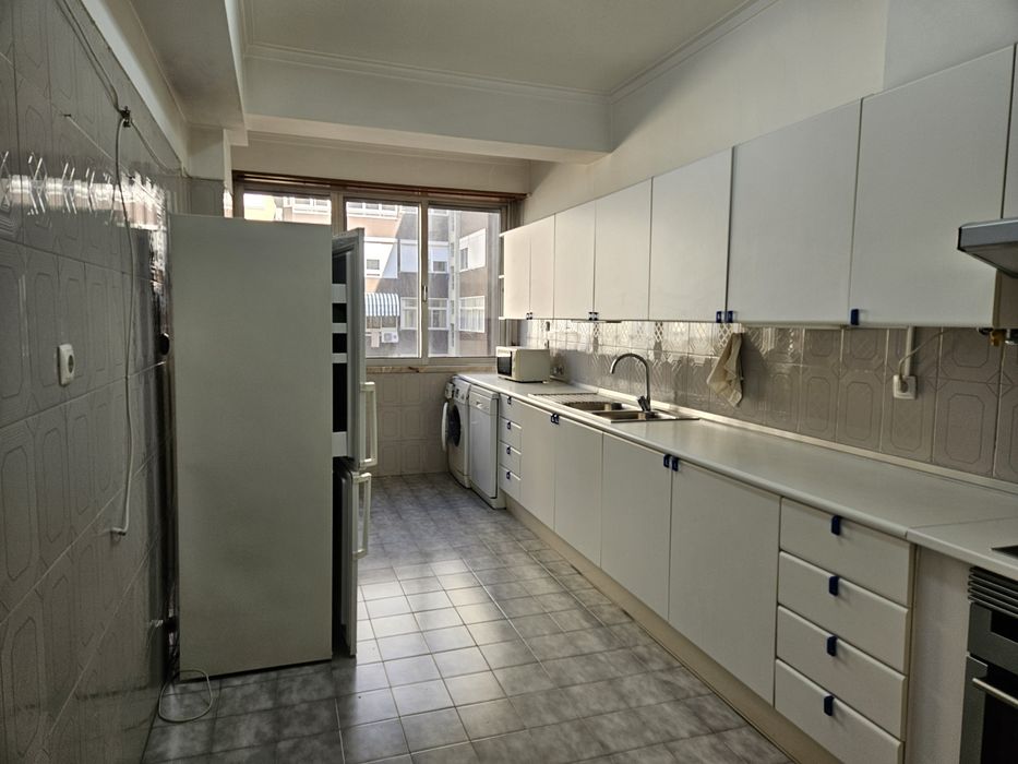 Fantástico T2 com dois wcs para arrendar no centro do Lumiar