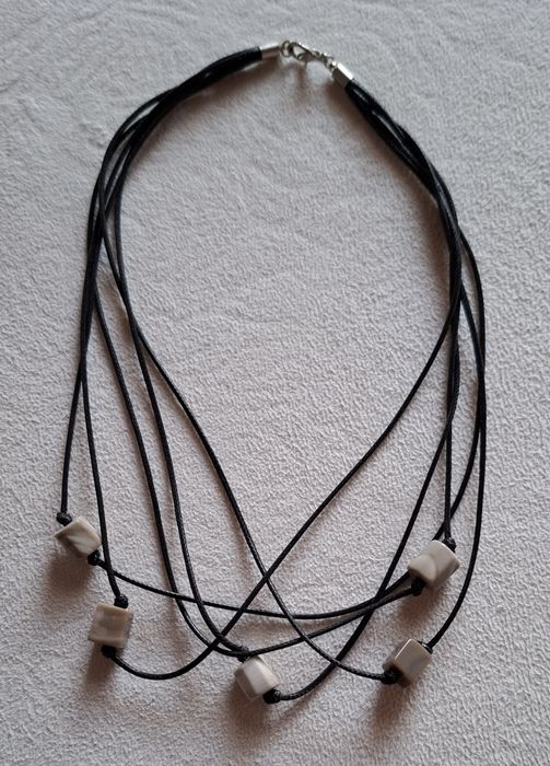 Naszyjnik na rzemykach z kamyczkami