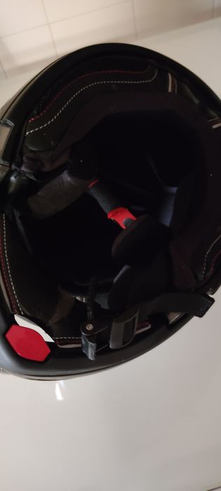 Capacete preto de mota