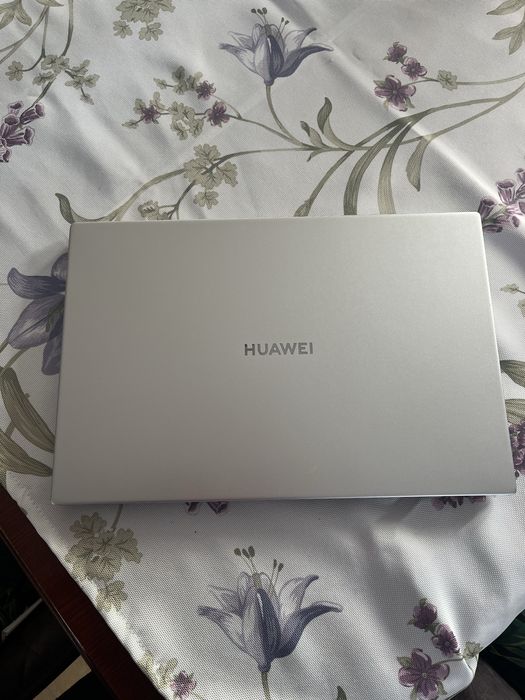 Huawei Matebook D14)