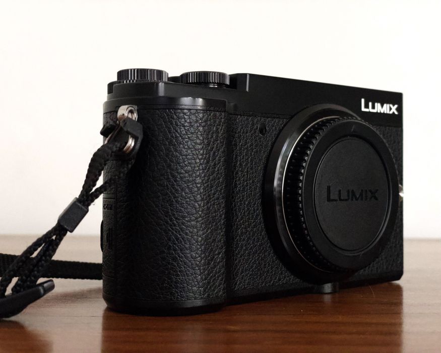 Panasonic Lumix DC-GX9 (corpo) com acessórios — excelente estado