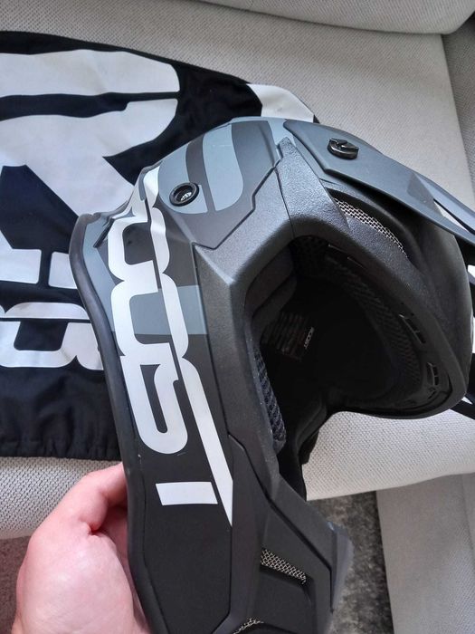 Capacete Off-Road marca Roost