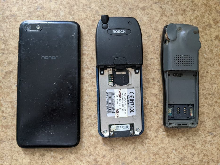 Лот різних телефонів