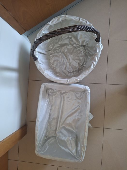 2 cestas vime castanho com tecido prateado