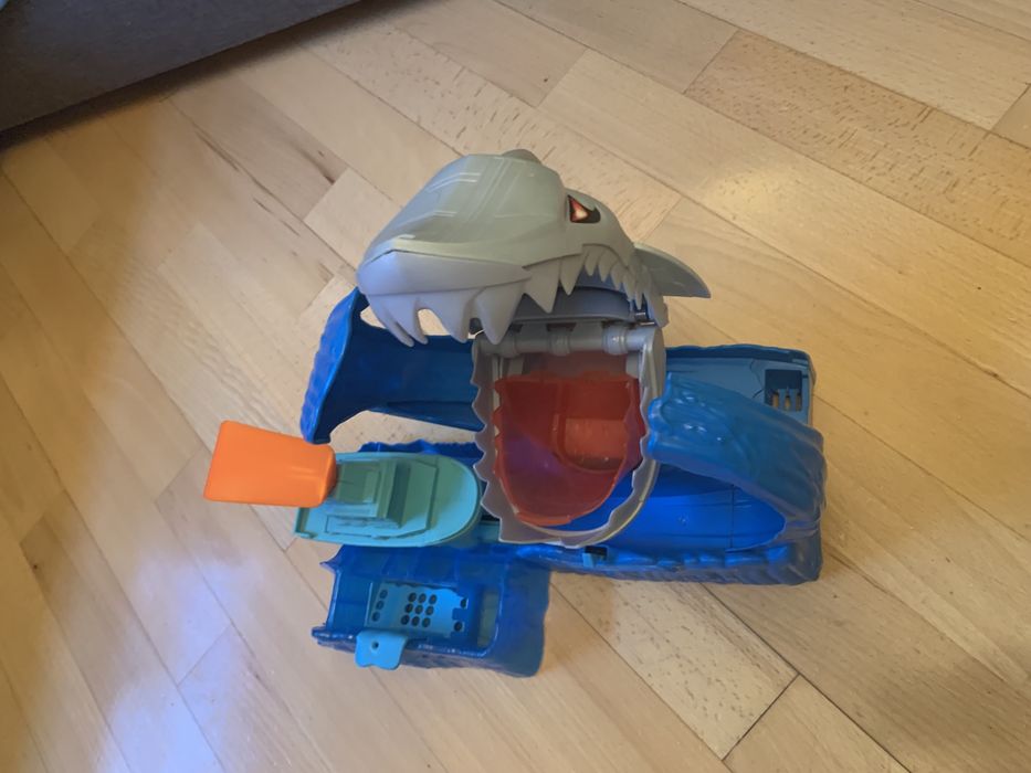 Трек Hot Wheels «Голодна акула-робот»