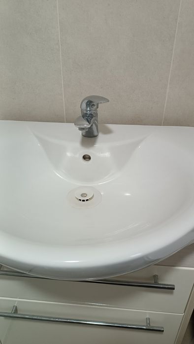 Умивальник з тумбою та змішувачем