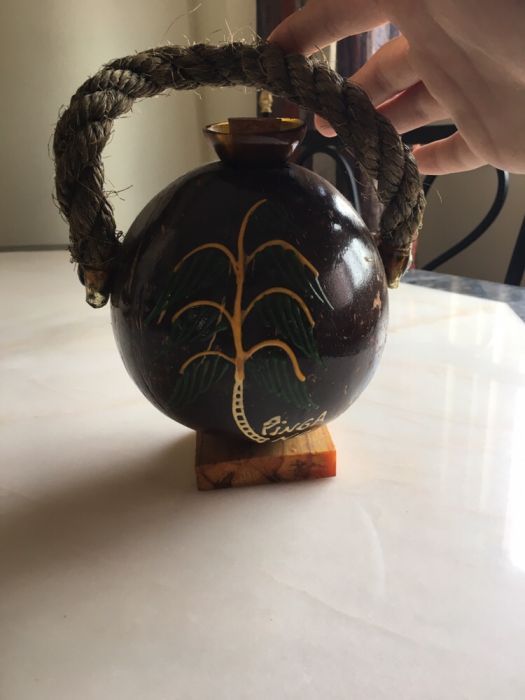 Volante decorativo e garrafa em forma de coco do brasil