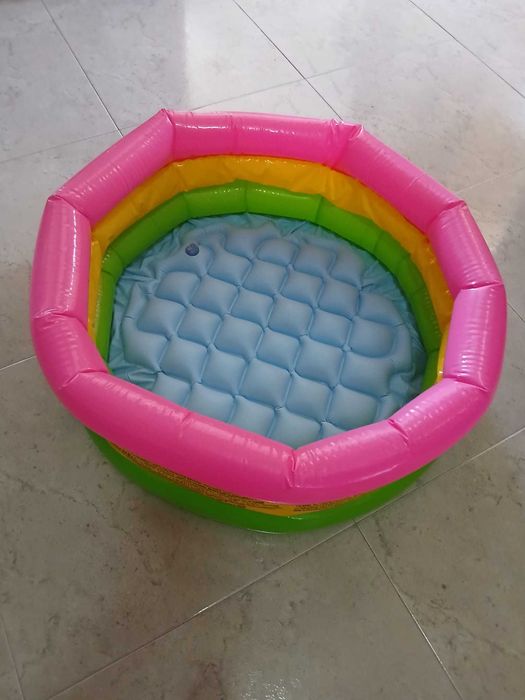 Banheira pequena insuflável de criança
