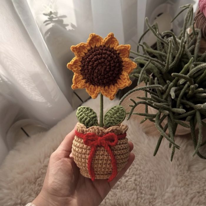Słonecznik w doniczce ozdoba na szydełku maskotka