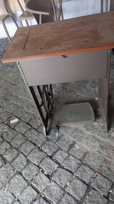 Máquina de costura singer antiga445758619182714882