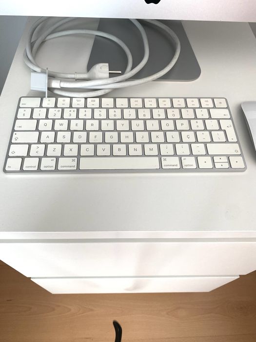 iMac 21.5" (Late 2015) - Intel i5 | 16GB RAM | Com Rato e Teclado Apple