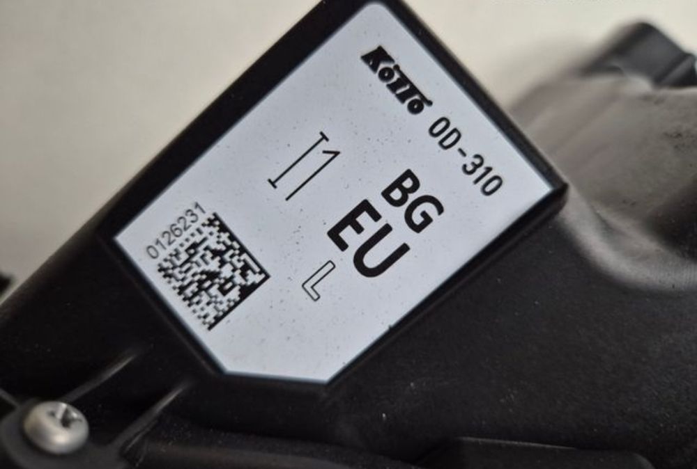 Farol esquerdo Toyota yaris cross 310