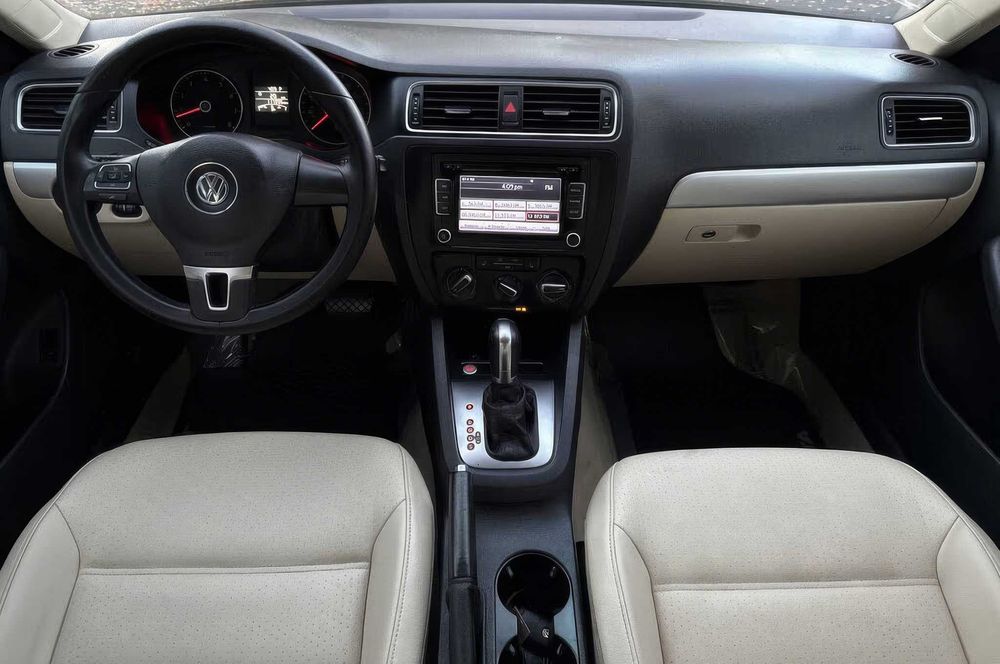 Volkswagen Jetta SE with Connectivity      2014