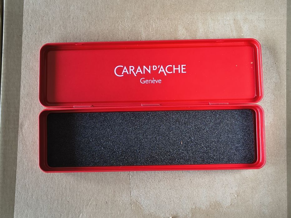 Czerwona metalowa kasetka na kredki, ołówki. Piórnik.