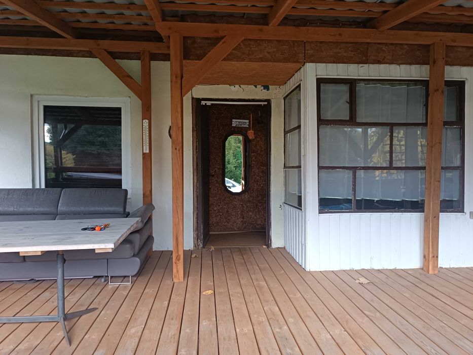 Domek letniskowy nad samym jeziorem.