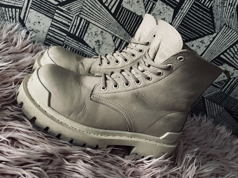 Брутальные ботинки бутсы на термополкладке Balenciaga Strike Boots.