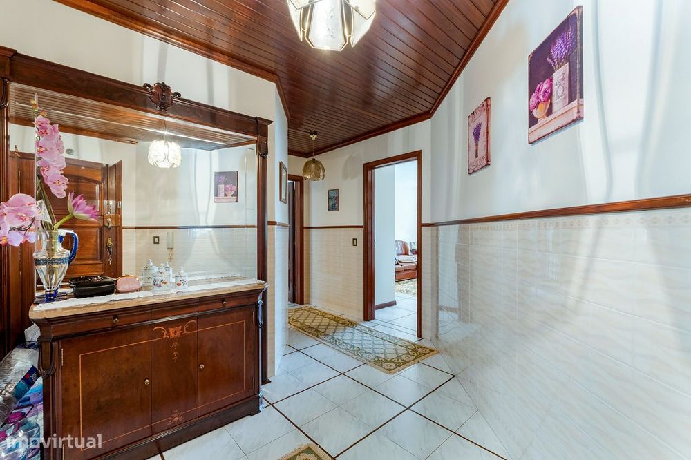 Apartamento T3 a 2 Minutos da Praia com Box Fechada e Churrasqueira em