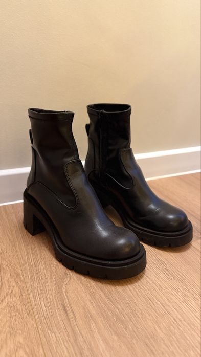 Botki na obcasie z traperkowym bieżnikiem w podeszwie ZARA rozmiar 36