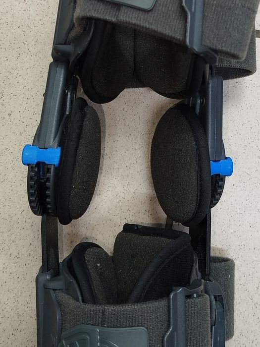 Телескопический коленный ортез Ascender ROM.