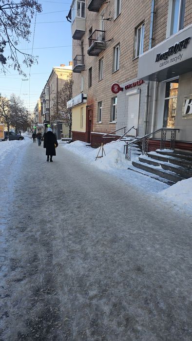 Центр,пр.Перемоги на куті з пр.Миру,площа-68 м.кв,жваве перехрестя.