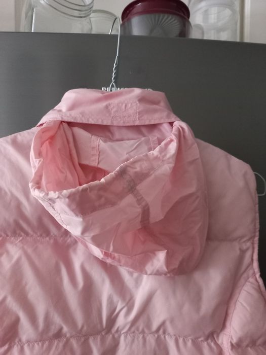 Casaco sem mangas com capuz incorporado na gola