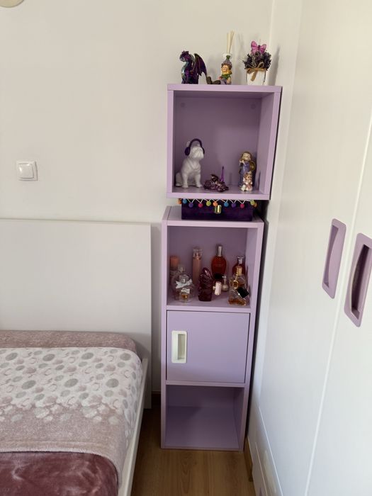 Cama branca e lilas solteiro